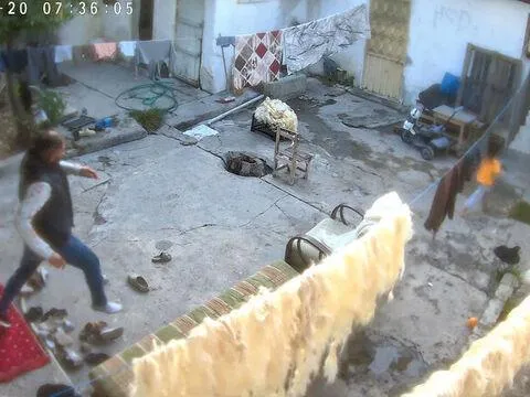 Anne kızı bıçaklamaya giderken kameraya yansıdı - fotoğraf 2
