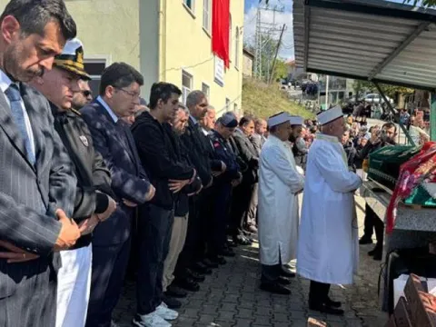 Bıçaklı saldırıda hayatını kaybetmişti: 10 yaşındaki Eslem'e son görev... - fotoğraf 3