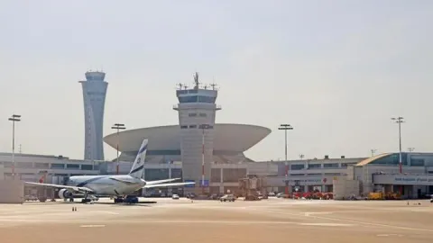AP'deki Sol grubun Sözcüsü Carlisle, İsrail'den sınır dışı edildi