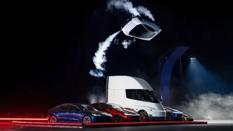 Araba uçtu Tesla düştü: Kayıp çok büyük