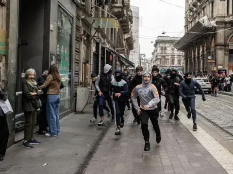 İtalya'da gösteriler sonrası kararname: Reşit olmayanlara gözaltı, Milano'ya 500 ek asker - fotoğraf 1
