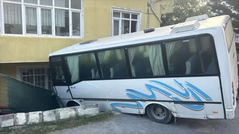 Arnavutköy'de freni boşalan midibüs bahçeye daldı