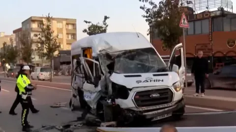 Arnavutköy'de işçi servisi hafriyat kamyonuna çarptı: 9 yaralı
