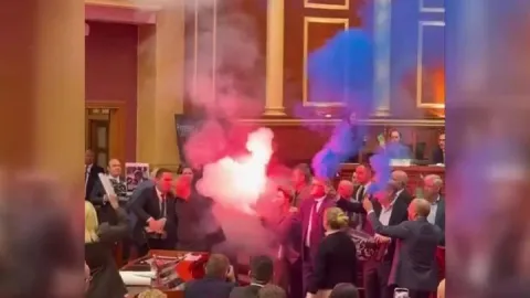 Arnavutluk meclisi duman ve sis altında! Vekiller oylamayı engellemek için meşale yaktı