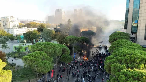 Arnavutluk'ta eylemler büyüdü. Başbakan istifayı reddetti