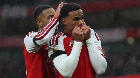 Arsenal, zirveyle puanını eşitledi!