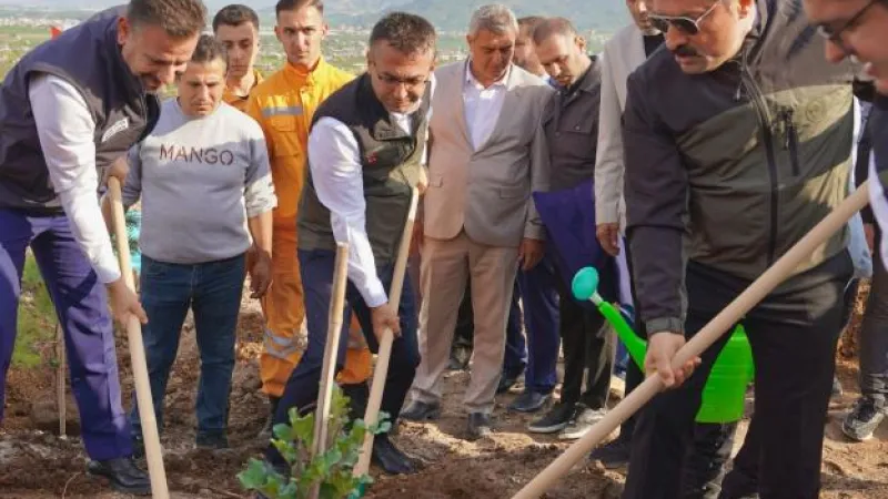 ARSUZ’DA DEPREM ŞEHİTLERİNE ANISINA 5 BİN FİDAN