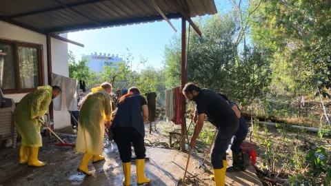 ARSUZ’DA YOĞUN YAĞIŞLAR SONRASI TEMİZLİK SEFERBERLİĞİ