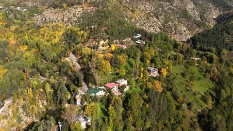 Artvin'de kayalıklar üzerine kurulu dağ köyü sonbaharda renk cümbüşüne büründü