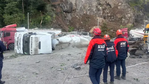 Artvin'de tır parkındaki heyelanda 1 kişi öldü