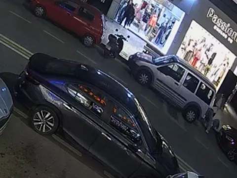 Kıskançlık kavgası kamerada! Eşiyle ilişki yaşadığını öne sürdüğü kadını hastanelik ettiler - fotoğraf 5