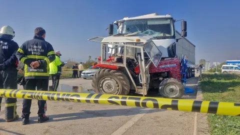 Askeri malzeme taşıyan TIR'la traktör çarpıştı: 1 ölü, 1 ağır yaralı