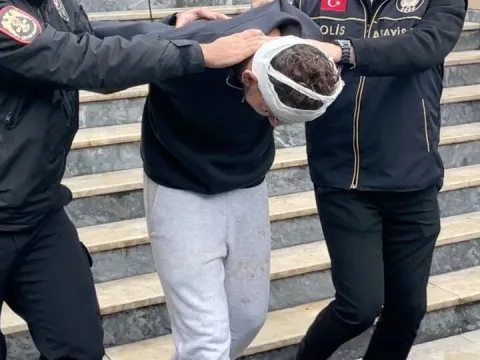 Sahte kimlikle ameliyat masasında yakalandı - fotoğraf 1