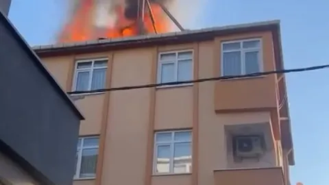 Ataşehir’de dört katlı binanın çatısı yandı, bina tahliye edildi