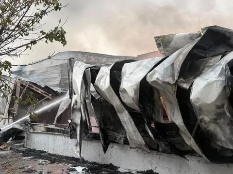 Son dakika: Mersin'de tütün fabrikası yanıyor - fotoğraf 6