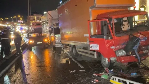 Avcılar'da 4 araç birbirine girdi: 4 yaralı
