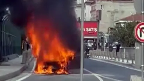 Avcılar’da seyir halindeki otomobil alev topuna döndü