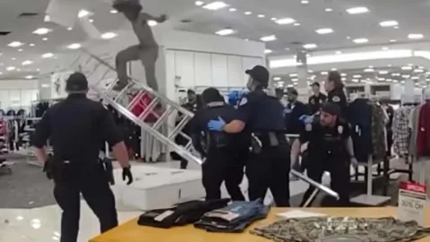 AVM tavanından gelen sesler polisi harekete geçirdi