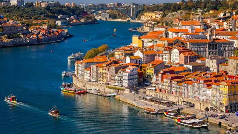 Avrupa ülkesinde hayat durdu: Okullar kapandı, yüzlerce uçuş iptal edildi