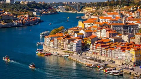 Avrupa ülkesinde hayat durdu: Okullar kapandı, yüzlerce uçuş iptal edildi