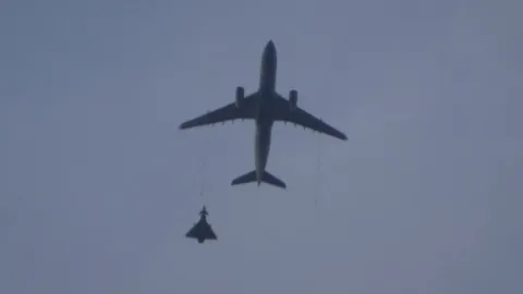 Avrupa'da havalimanı kapatıldı, kalkan son uçağa Eurofighter'lar eşlik etti