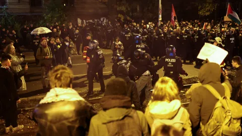 Avrupa'daki protesto dalgası Almanya'ya sıçradı, polis göstericiler müdahale etti