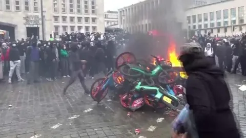 Avrupa'nın başkenti Brüksel de karıştı! "Artık çalışmak yetmiyor"