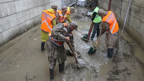 Ayazağa’da sel seferberliği: Jandarma ekipleri ev ve iş yerlerini temizledi