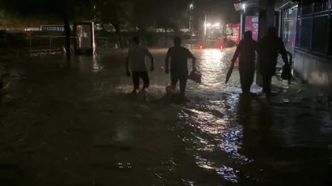 Ayazağa’da su baskınları ve elektrik kesintisi: Mahalleler karanlığa gömüldü