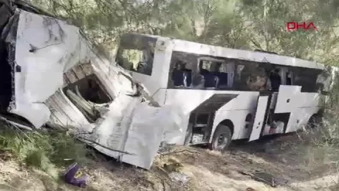 Aydın-İzmir Otoyolu’nda feci kaza! Tur otobüsü ile minibüs çarpıştı: 2 ölü