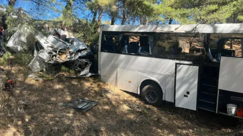 Aydın'da korkunç kaza! Tur otobüsü ile minibüs çarpıştı: 2 kardeş hayatını kaybetti, 9 yaralı