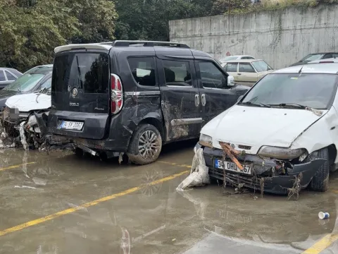 İstanbul'da selin sürüklediği araçlar otoparka çekildi - fotoğraf 1