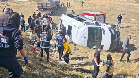 Aynı yöne gidiyorlardı kaza şarampolde bitti! Minibüsteki 11 yolcu yaralandı
