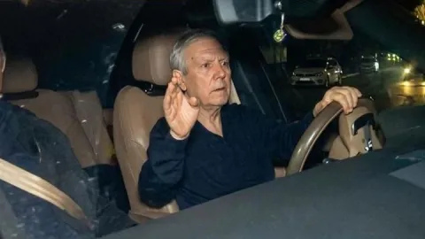 Aziz Yıldırım, Samandıra çıkışı aracını sürttü