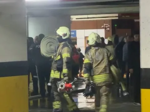 Gece yarısı otoparkta yangın paniği: Site sakinleri sokağa döküldü - fotoğraf 3
