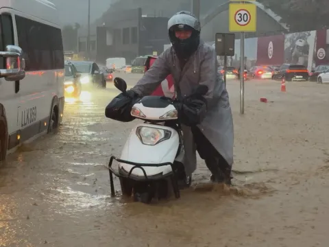 Megakent İstanbul'u sağanak vurdu! Yollar taştı su baskınları oldu! Yıllardır böyle bir yağmur görülmedi - fotoğraf 4
