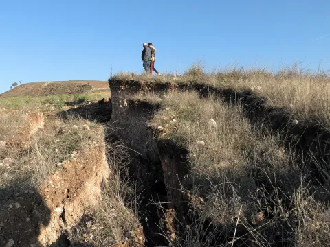 Tarlanın ortasında bir anda devasa yarıklar ortaya çıktı! - fotoğraf 2