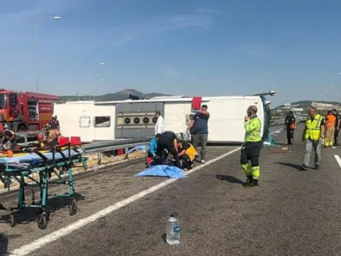 Manisa'daki otobüs kazasından acı haber geldi: Hayatını kaybedenlerin sayısı 12'ye çıktı - fotoğraf 3