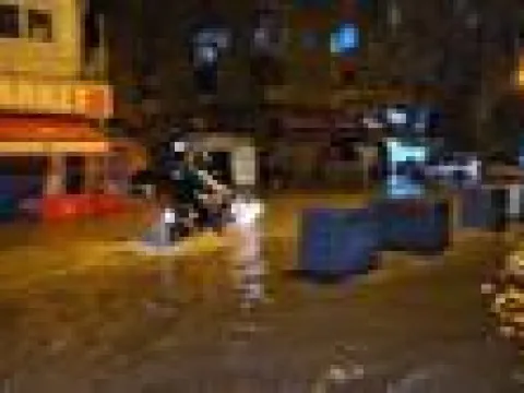 Adana'da sağanak; yollar göle döndü - fotoğraf 4