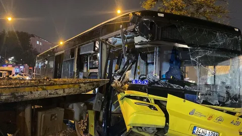 Bağcılar'da İETT otobüsü park halindeki çekiciye çarptı
