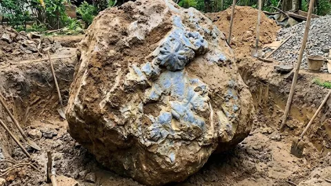 Bahçede kazı yapan işçiler 510 kiloluk servet buldu