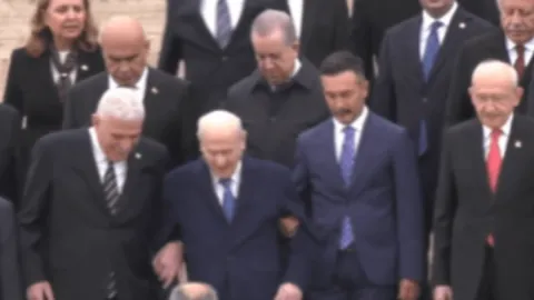 Bahçeli ve Dervişoğlu Anıtkabir merdivenlerinden kol kola indi