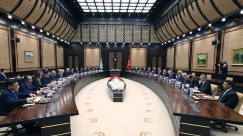 Bakan Bayraktar, Kazakistan Enerji Bakanı Akkenzhenov ile görüştü