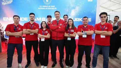 Bakan Bayraktar, TEKNOFEST Güneydoğu’da gençlere seslendi: Türkiye, sizlerle beraber enerjide bağımsız bir ülke olacak
