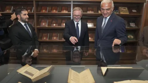Bakan Ersoy, 160 bin kitap kapasiteli dev kütüphaneyi açtı