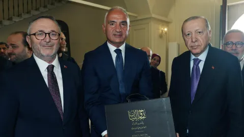 Bakan Ersoy, Bursevî’nin 300 yıllık mirasını Cumhurbaşkanı Erdoğan’a takdim etti