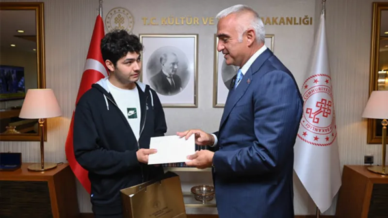 Bakan Ersoy, Türkiye derecesi elde eden Ahmet Deniz’i bakanlıkta ağırladı