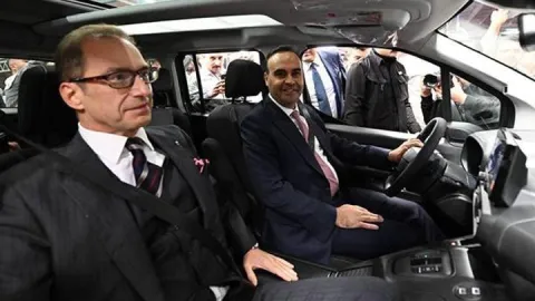 Bakan Kacır direksiyona geçti! Otomotivde 300 milyon dolarlık yeni yatırım