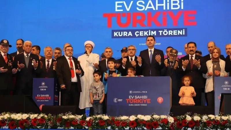 Bakan Kurum, "Hatay'da Afet Konutları Bitti" Derken, Afetzedelerin Gözü Teslim Edilmeyen Konutlarında