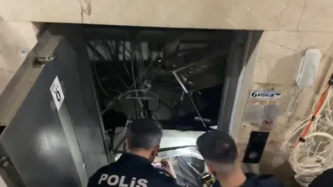 Bakım yapılan asansör düştü: 2 işçi yaralandı